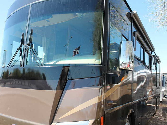 2006 Winnebago Tour Photo
