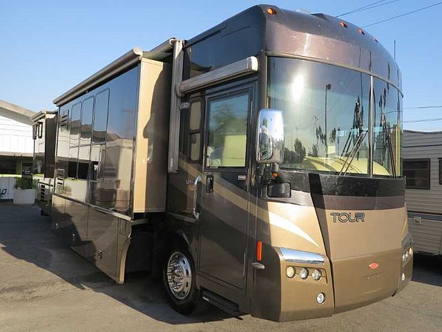 2006 Winnebago Tour Photo