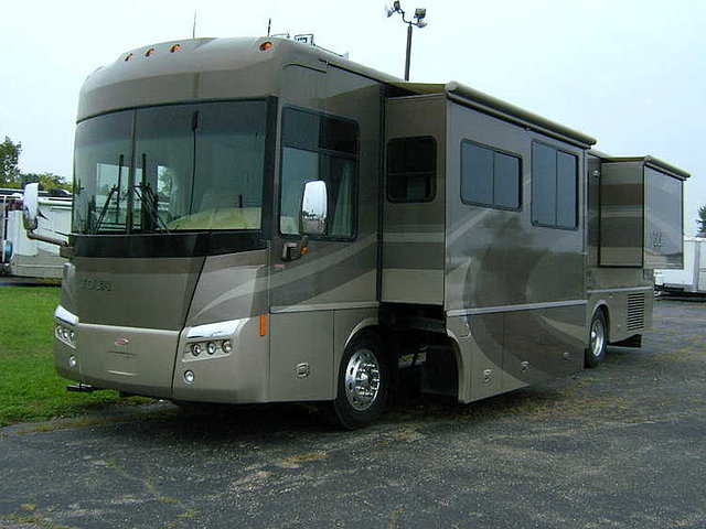 2006 Winnebago Tour Photo