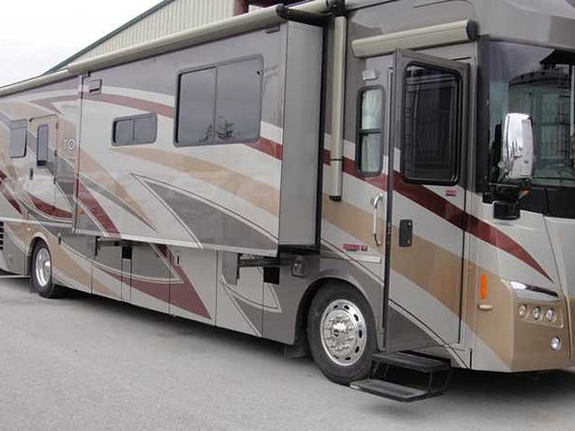 2009 Winnebago Tour Photo