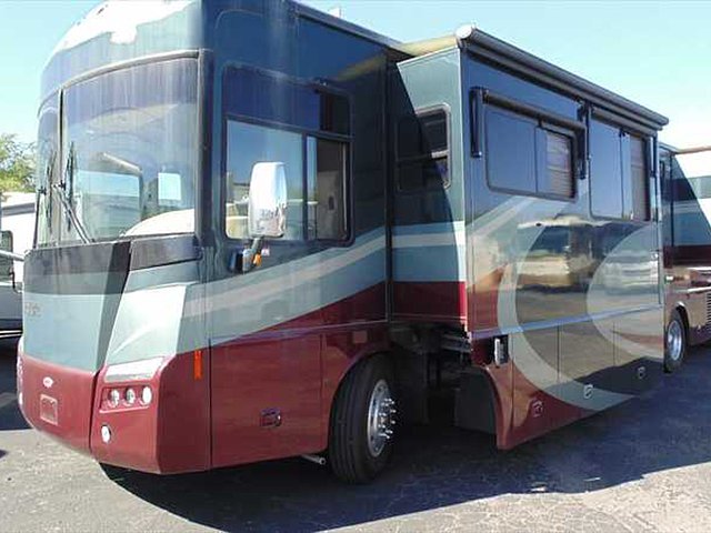 2006 Winnebago Tour Photo