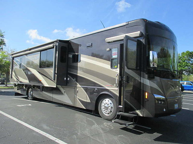 2008 Winnebago Tour Photo