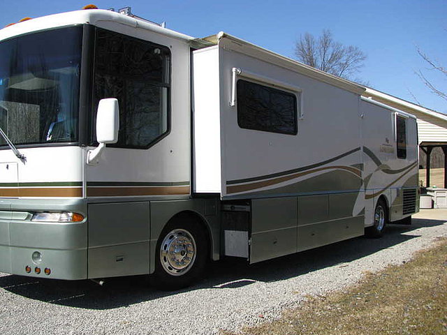 2001 Winnebago Ultimate Advantage Photo