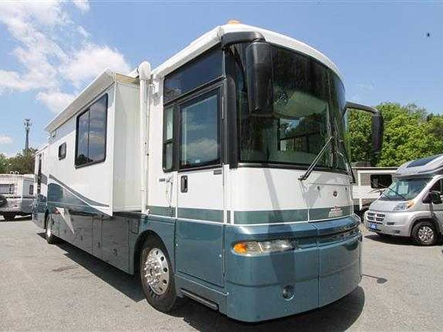 2003 Winnebago Ultimate Advantage Photo