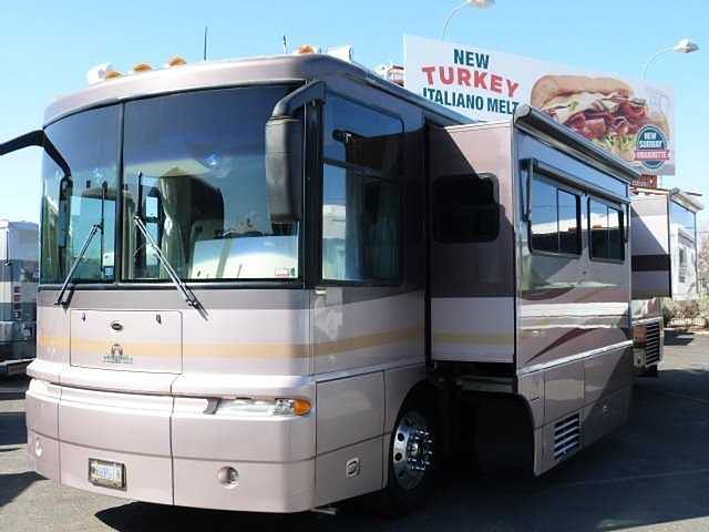 2003 Winnebago Ultimate Freedom Photo