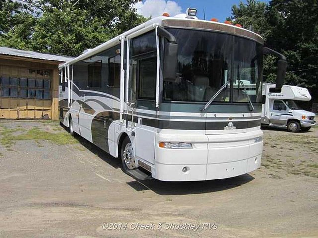 2000 Winnebago Ultimate Freedom Photo