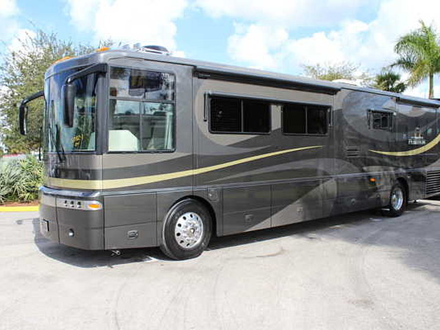 2004 Winnebago Ultimate Freedom Photo