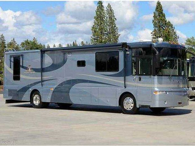 2003 Winnebago Ultimate Freedom Photo