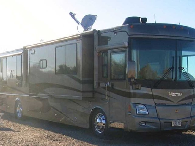 2004 Winnebago Vectra Photo