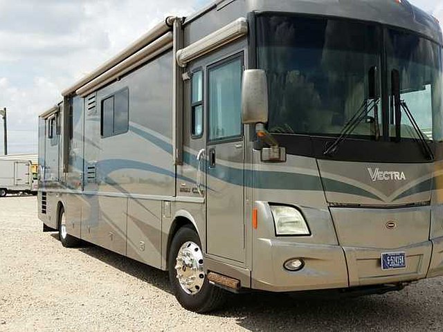 2005 Winnebago Vectra Photo