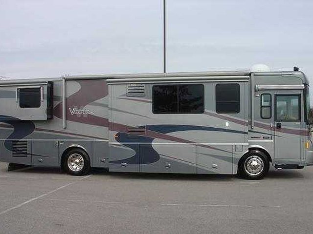 2005 Winnebago Vectra Photo