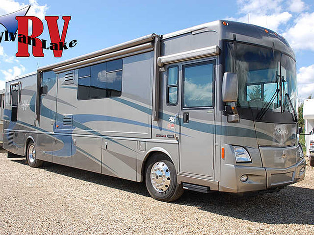 2005 Winnebago Vectra Photo