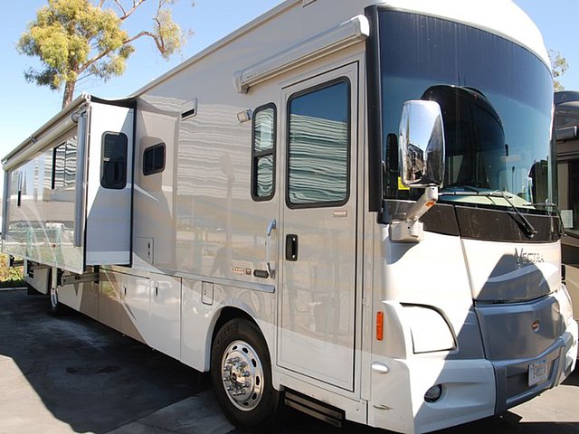 2008 Winnebago Vectra Photo