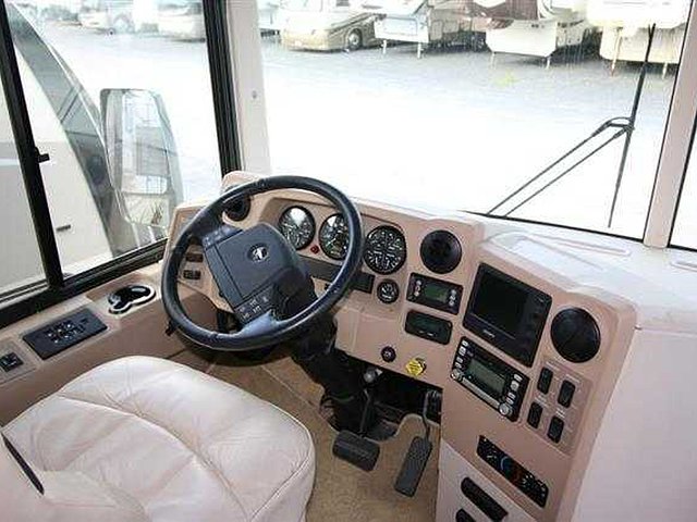 2004 Winnebago Vectra Photo