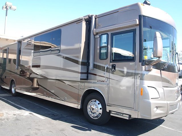 2004 Winnebago Vectra Photo