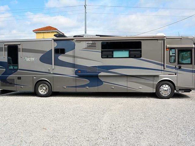 2004 Winnebago Vectra Photo