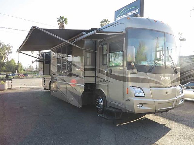 2005 Winnebago Vectra Photo