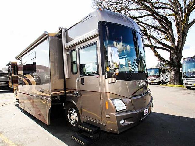 2006 Winnebago Vectra Photo