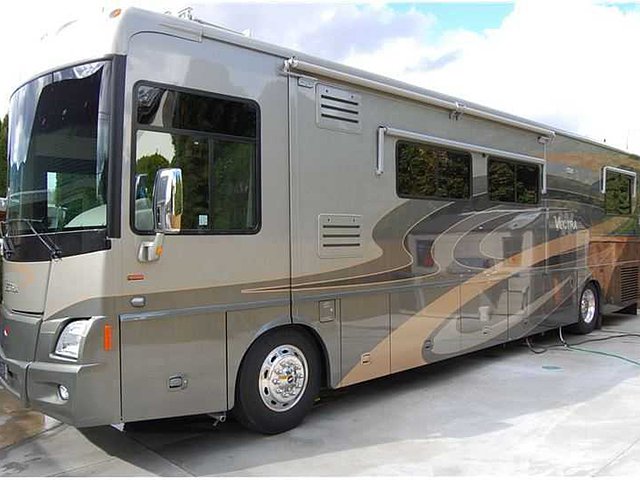 2007 Winnebago Vectra Photo