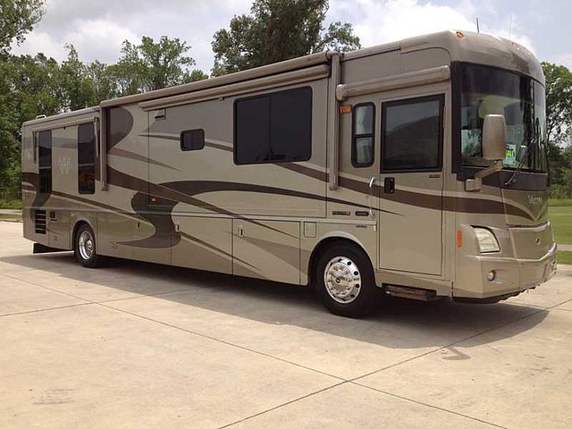 2005 Winnebago Vectra Photo