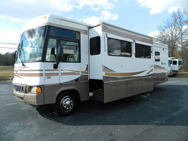 2006 Winnebago Voyage Photo