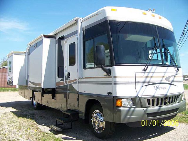 2005 Winnebago Voyage Photo