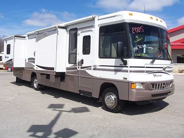 2005 Winnebago Voyage Photo