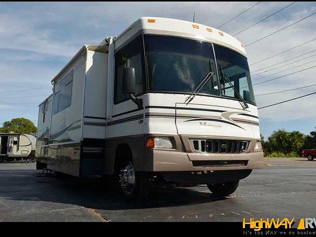 2005 Winnebago Voyage Photo